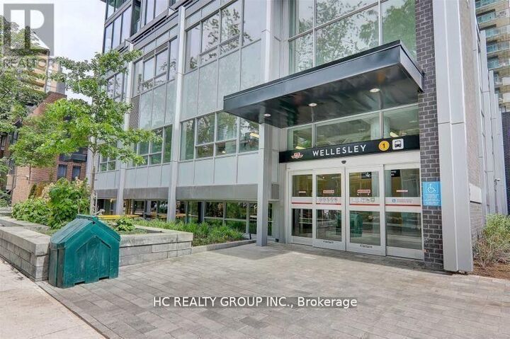 Property Photo:  17 Dundonald Street 1701  ON M4Y 0E4 