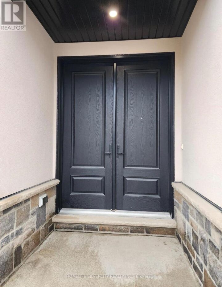 Property Photo:  89 Royal Cres Crescent  ON N5P 0G2 