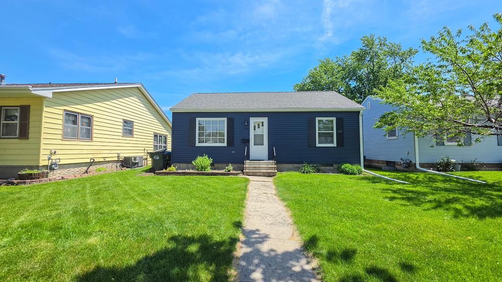 Property Photo:  919 S 21st St  IA 50501 
