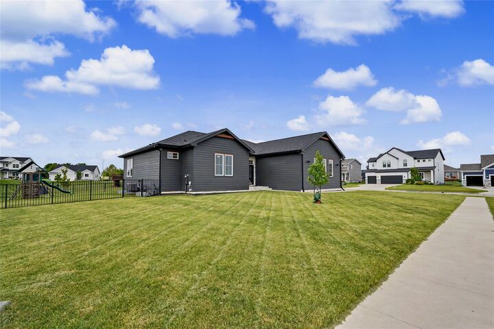 Property Photo:  808 Willow Valley Drive  IA 50211 