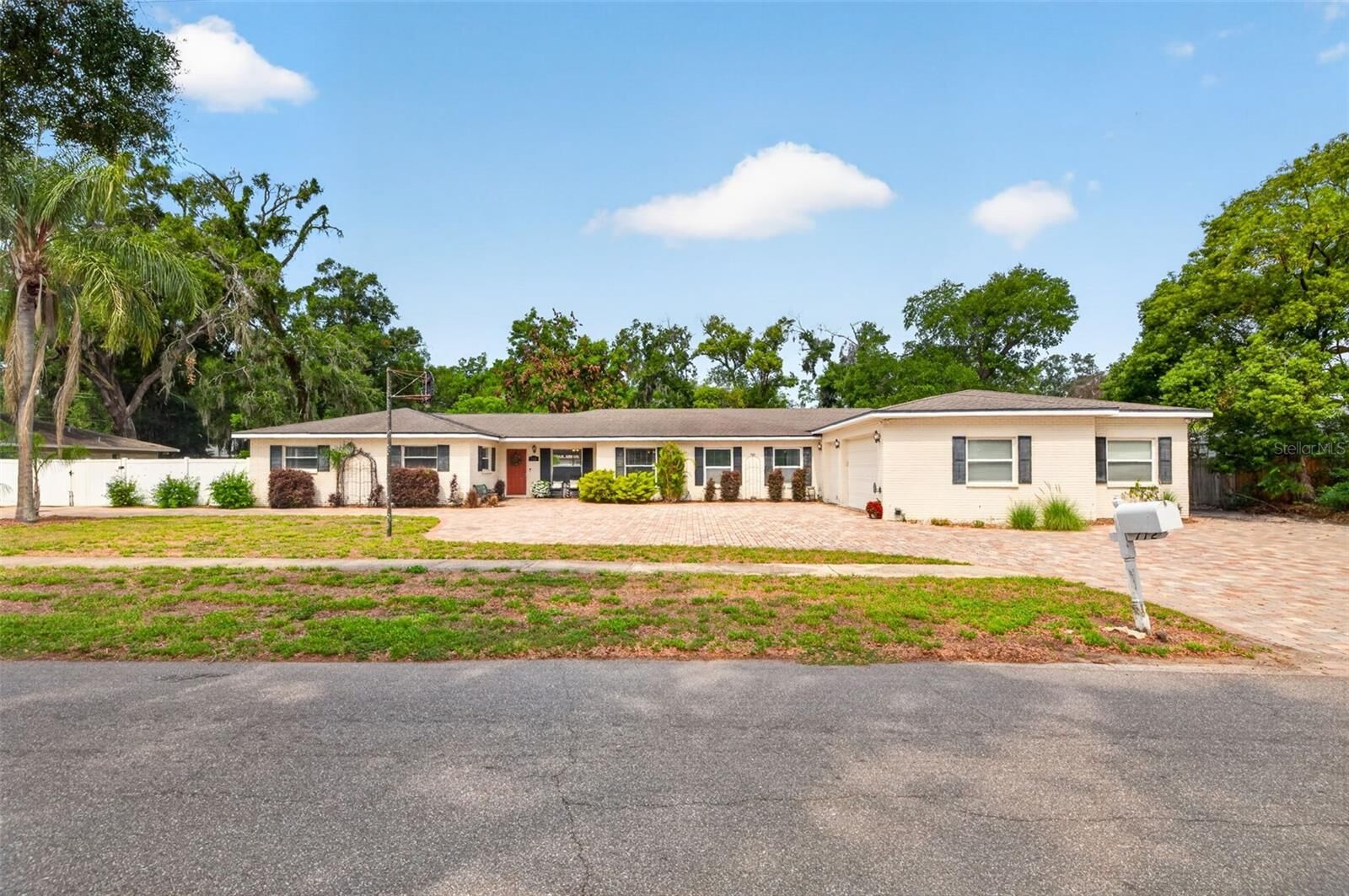 Property Photo: 712 S Oakwood Avenue FL 33511