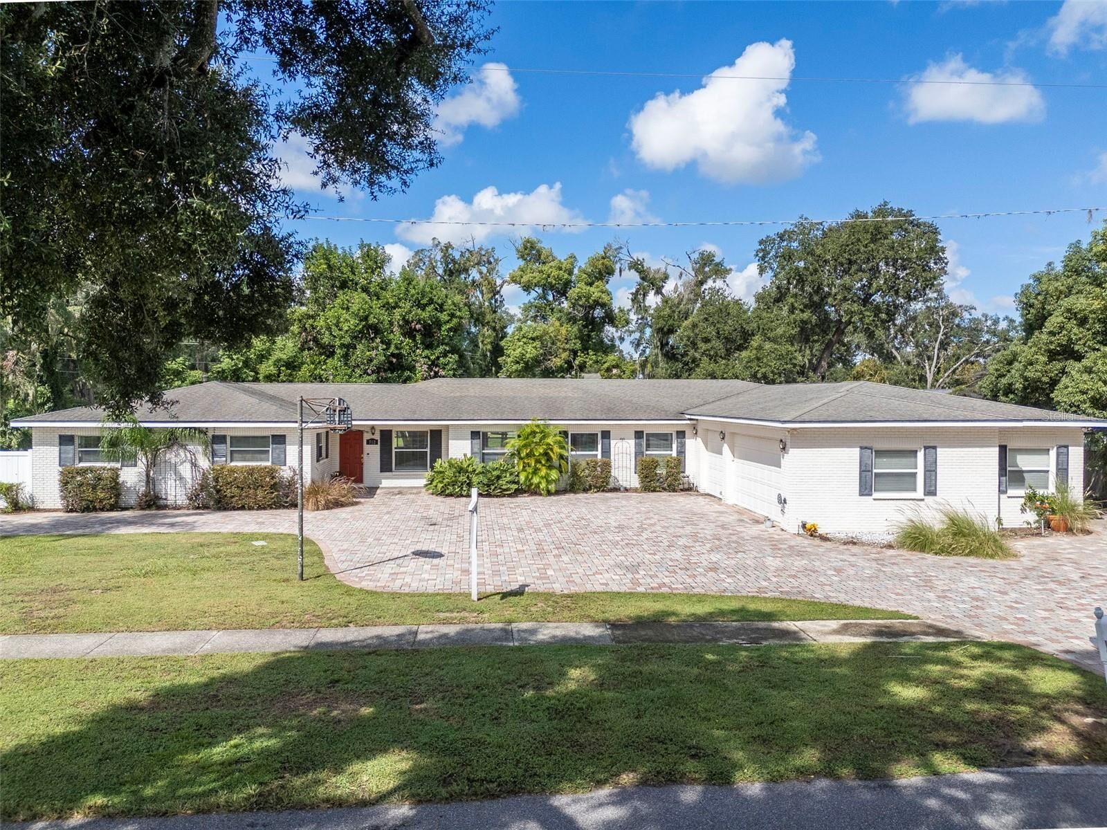 Property Photo:  712 S Oakwood Avenue  FL 33511 