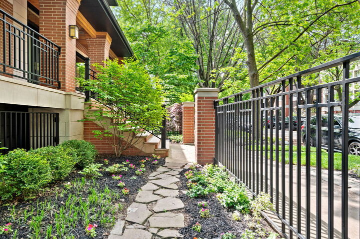 Property Photo:  2705 N Bosworth Avenue  IL 60614 