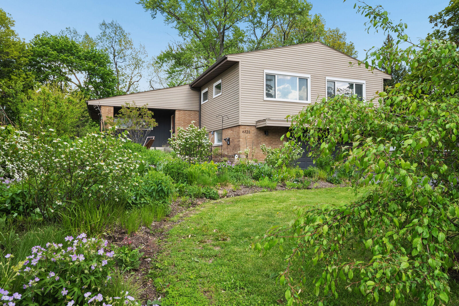 Property Photo:  6323 N Kirkwood Avenue  IL 60646 
