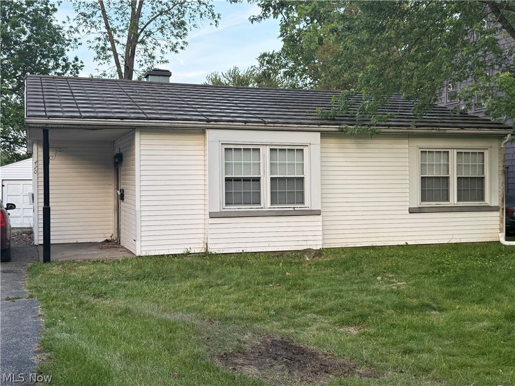Property Photo:  420 Perkinswood Boulevard NE  OH 44483 