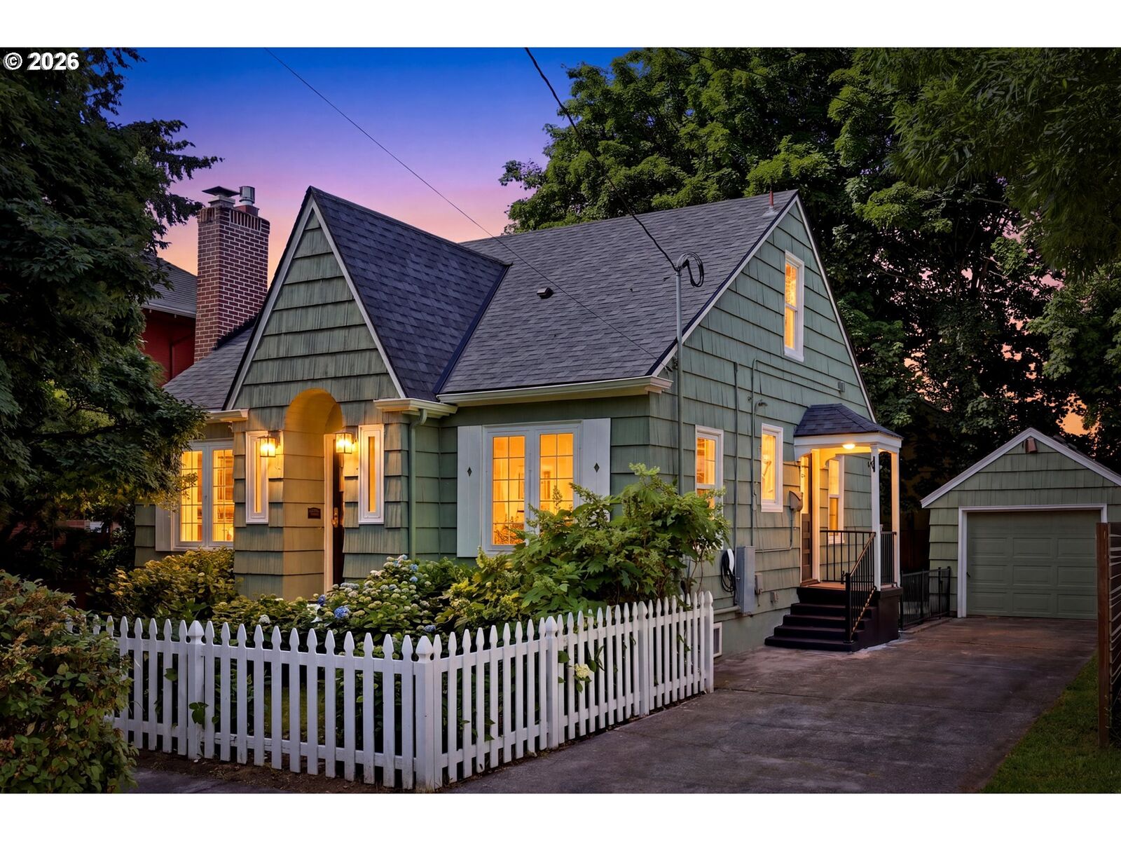 Property Photo:  3945 SE Clinton St  OR 97202 