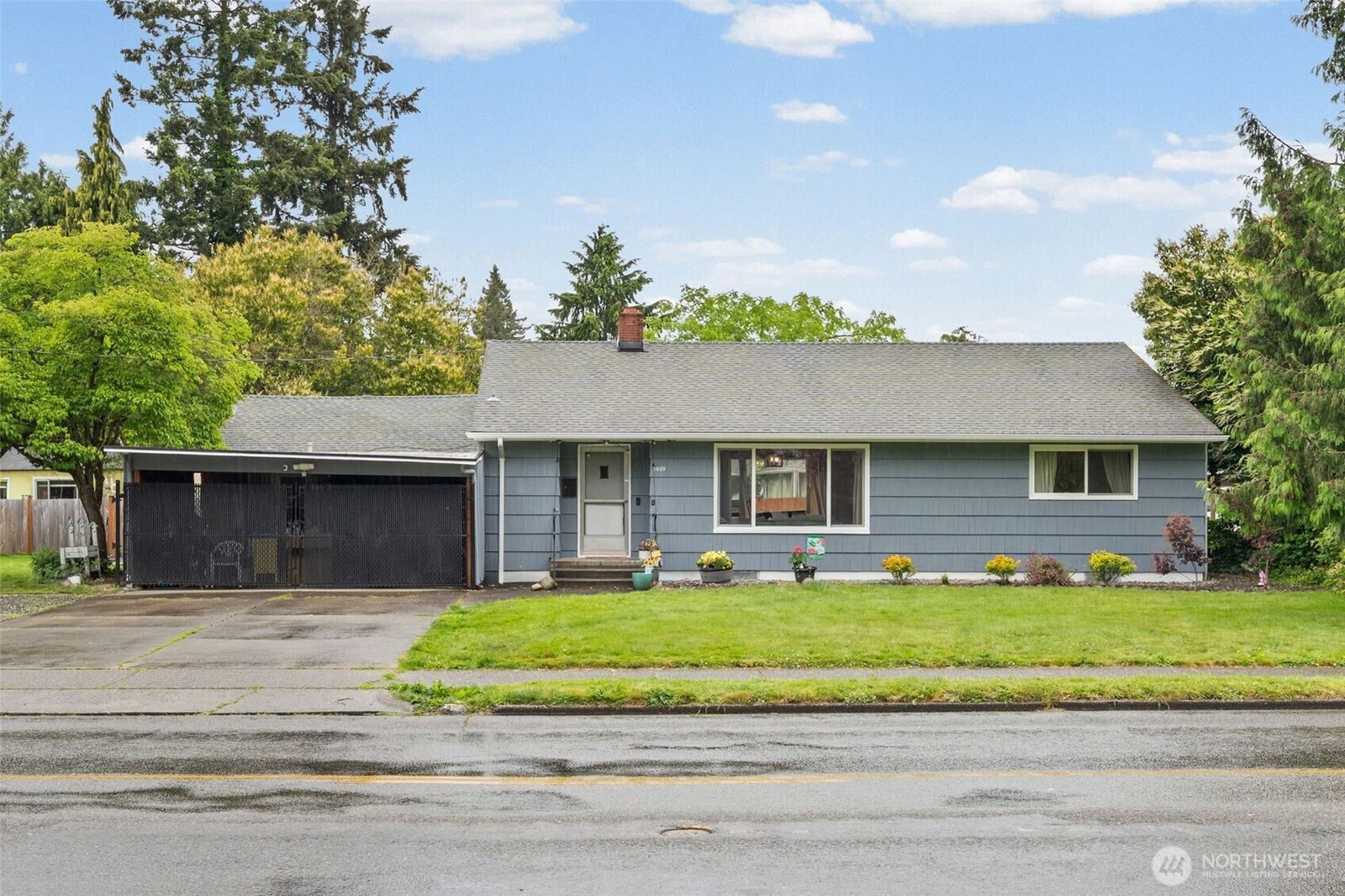 Property Photo: 1609 W Pioneer Avenue WA 98371