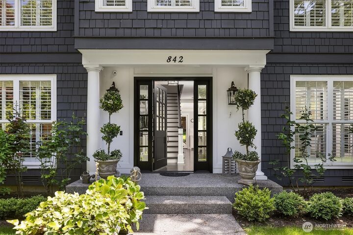 Property Photo:  842  84th Avenue NE  WA 98039 