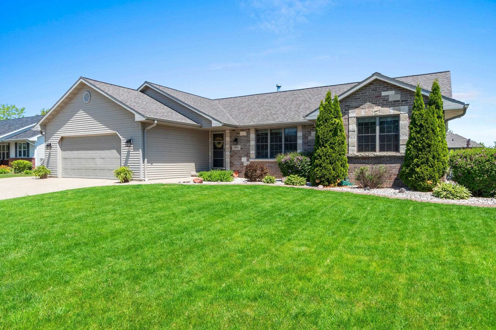 Property Photo:  384 Southern Star Lane  WI 54115-9376 