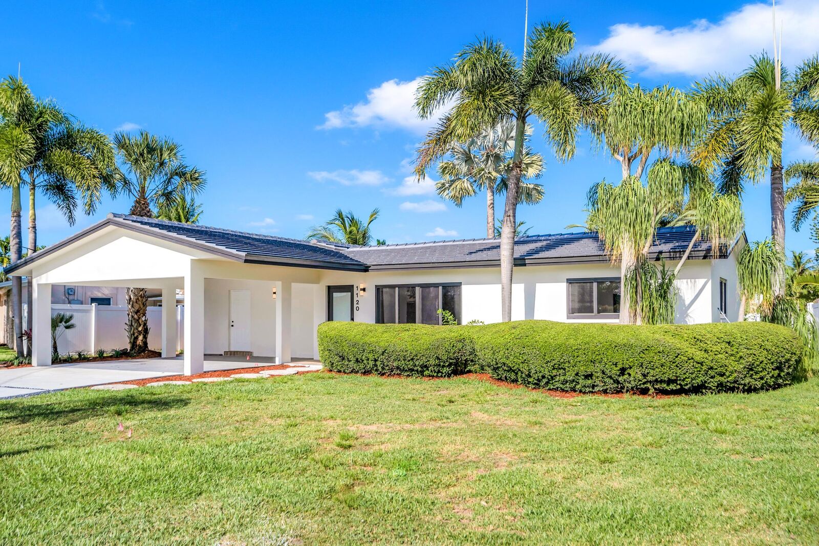 Property Photo: 1120 SE 9th Avenue FL 33060