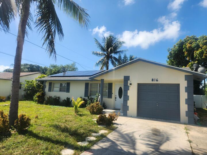 Property Photo: 816 NW 8th Avenue FL 33426