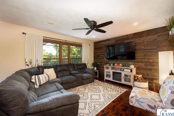 Property Photo: 1603 Nottingham Drive MN 56003