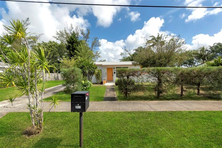 Property Photo:  3411 SW 35th St  FL 33023 