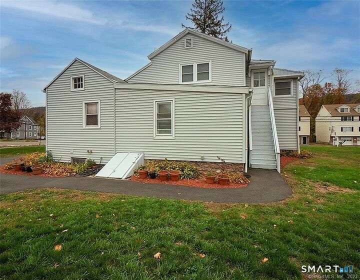 Property Photo:  1690 Litchfield Turnpike 2  CT 06525 