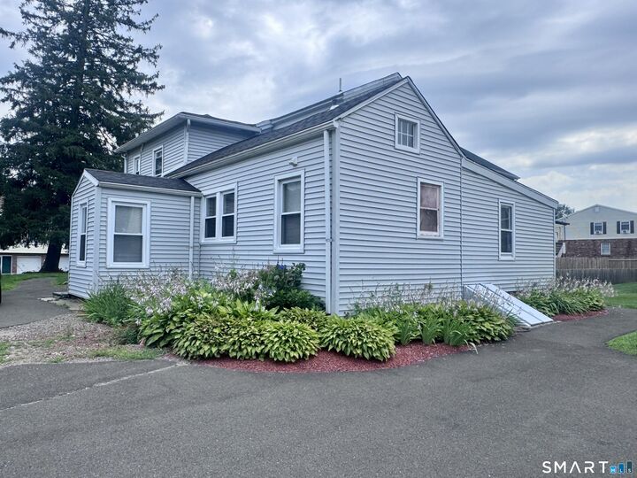Property Photo:  1690 Litchfield Turnpike 2  CT 06525 