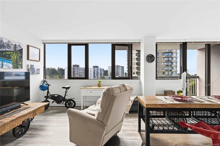 Property Photo:  647 Michigan St 1007  BC V8V 2P7 