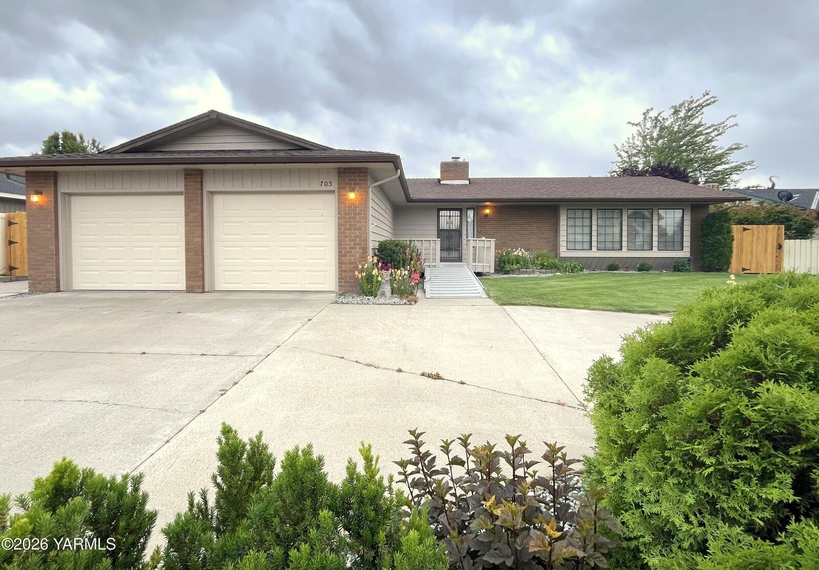 Property Photo: 705 S 57th Ave WA 98908