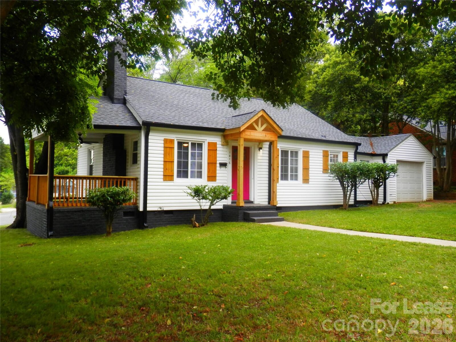 Property Photo:  1416 Effingham Road  NC 28208 