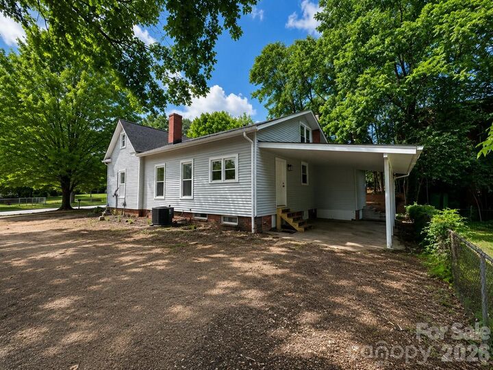 Property Photo:  1115 Wilson W Lee Boulevard  NC 28677 