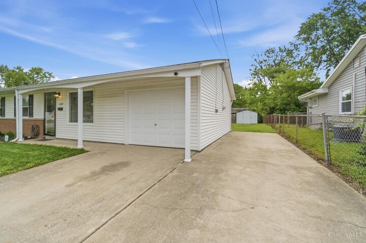 Property Photo:  1010 Stratford Place  OH 45040 