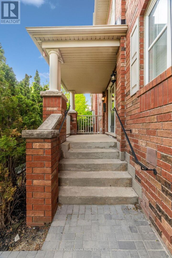 Property Photo: 774 Neighbourhood Circle 4 ON L5B 0B6