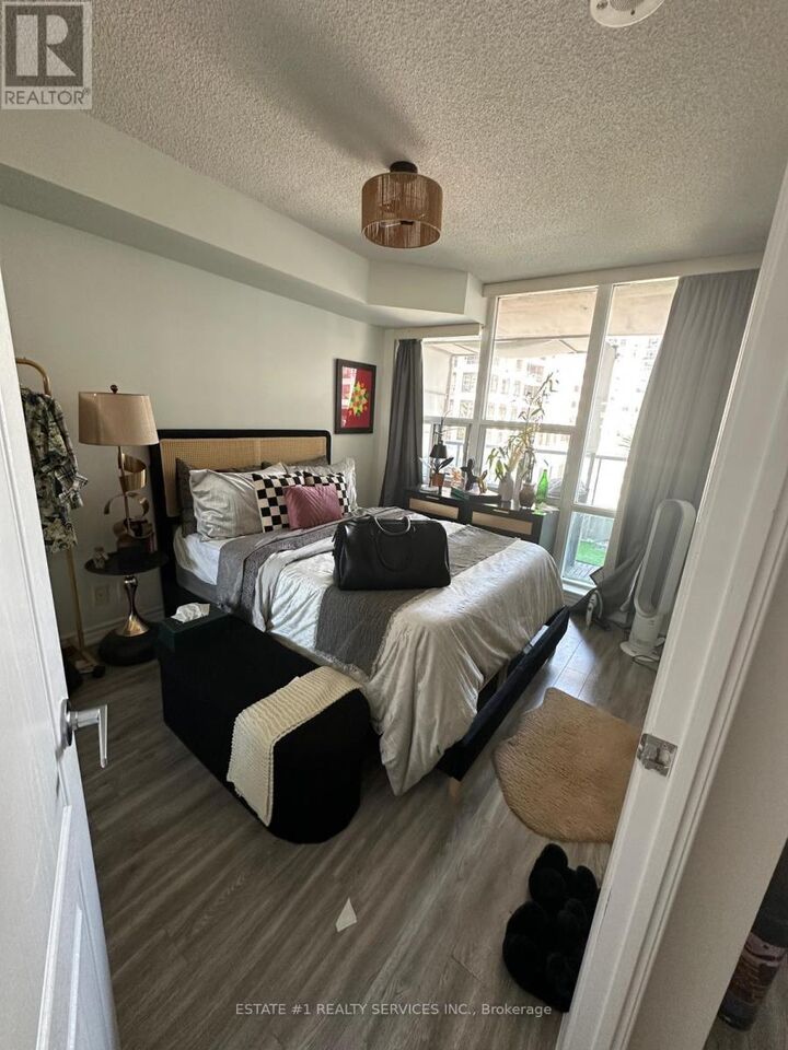 Property Photo:  33 Elm Drive 802  ON L5B 4M2 