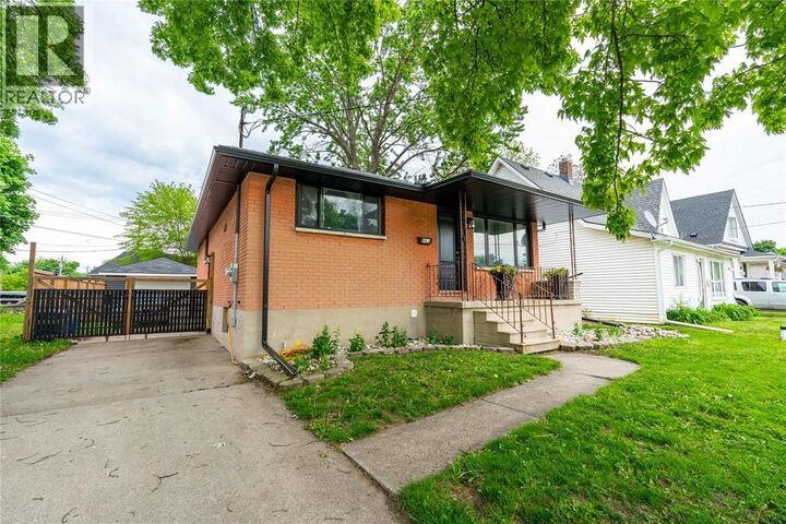 Photo de la propriété:  462 Davis Street  ON N7T 1C4 