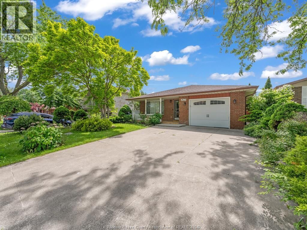 Property Photo:  2823 Garvey Crescent  ON N8W 4W7 