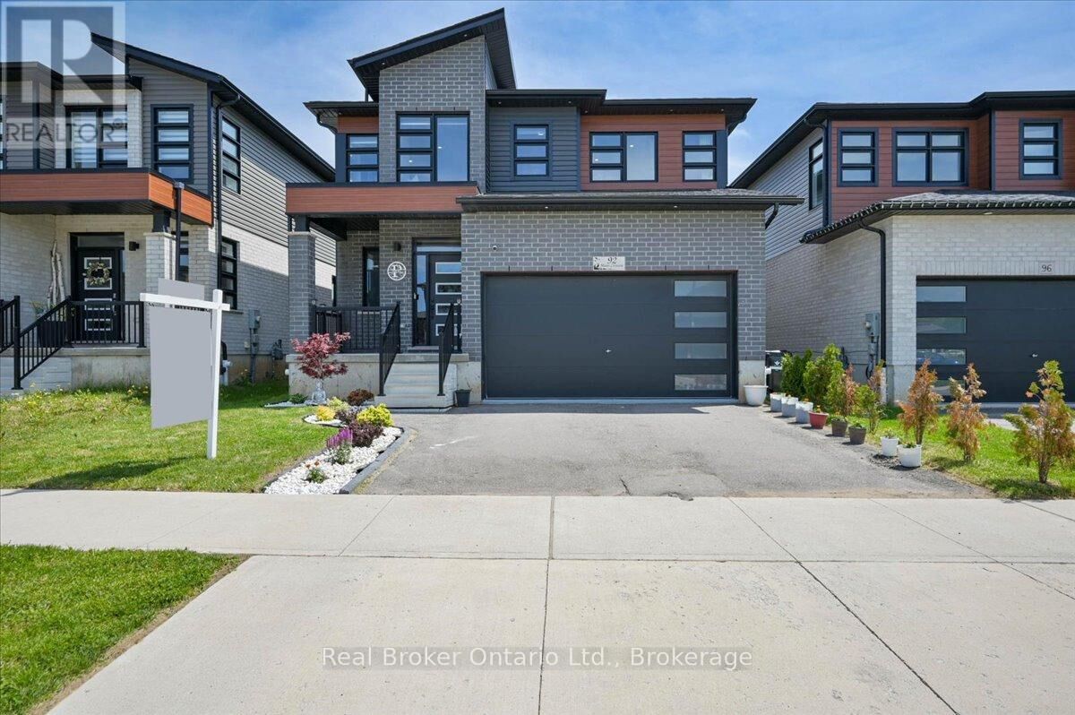 Property Photo:  92 Moon Crescent  ON N1S 0C4 