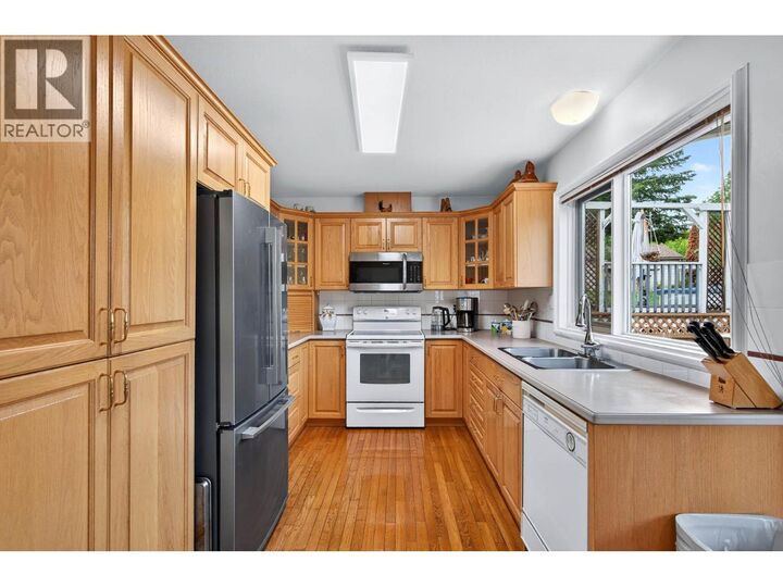 Property Photo: 2403 Parkview Drive BC V2C 2G2