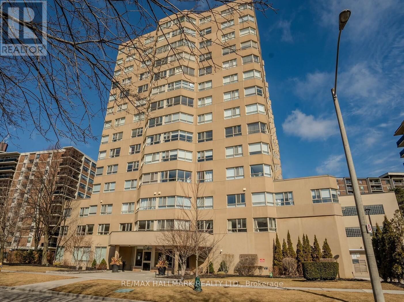 Property Photo:  4 Park Vista 705  ON M4B 3M8 
