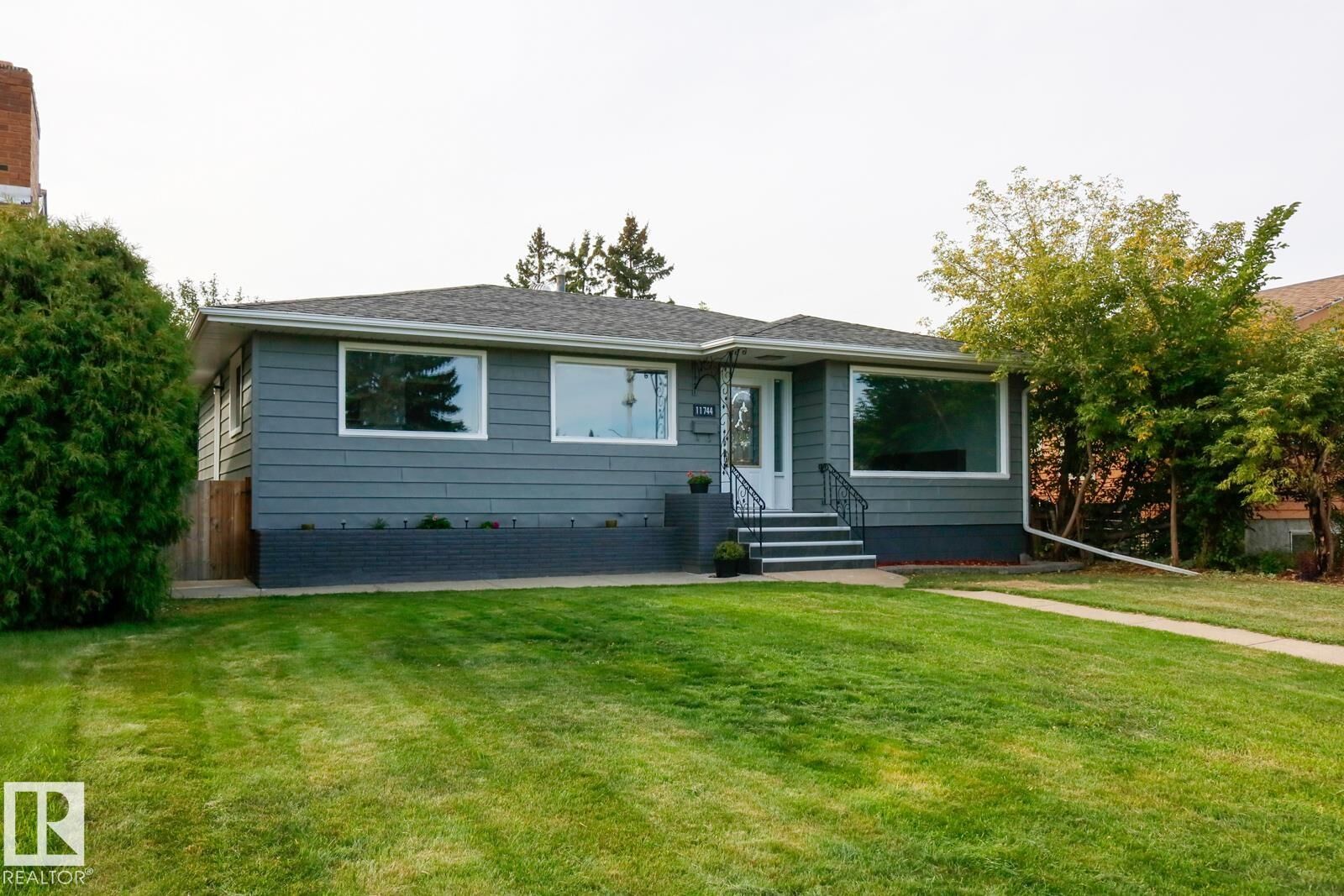 Property Photo:  11744 135 Street NW  AB T5M 1L3 