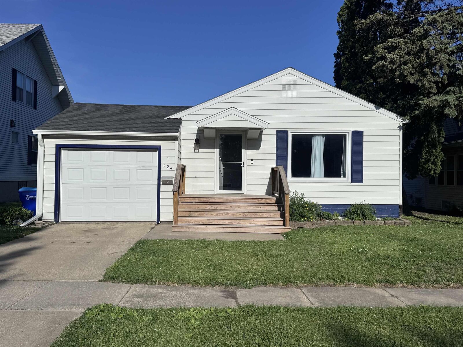 Property Photo:  124 7th Ave SE  IA 50662 