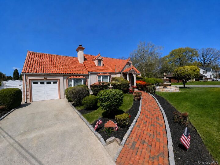 Property Photo:  187 Commonwealth Avenue  NY 11758 