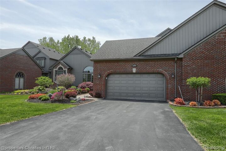 Property Photo:  2200 Barberry Drive  MI 48316 0905 