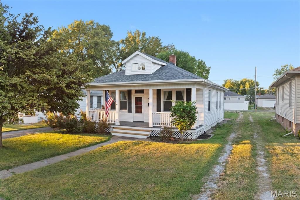 Property Photo:  418 E Adams Street  IL 62269 