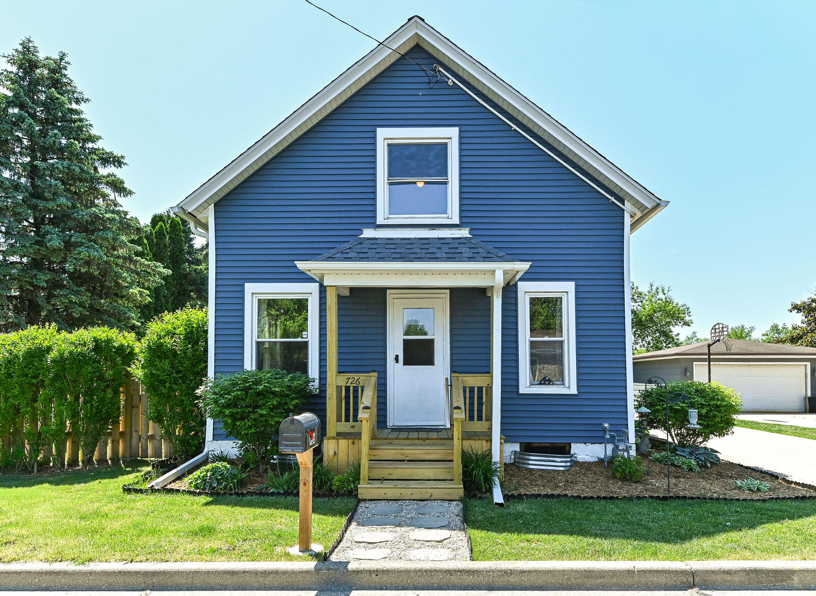 Property Photo:  726 High St  WI 53182 