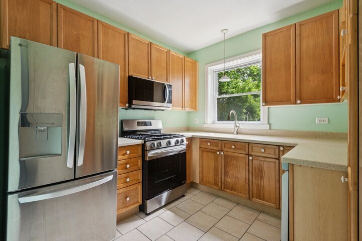 Property Photo:  717 Reba Place 2N  IL 60202 