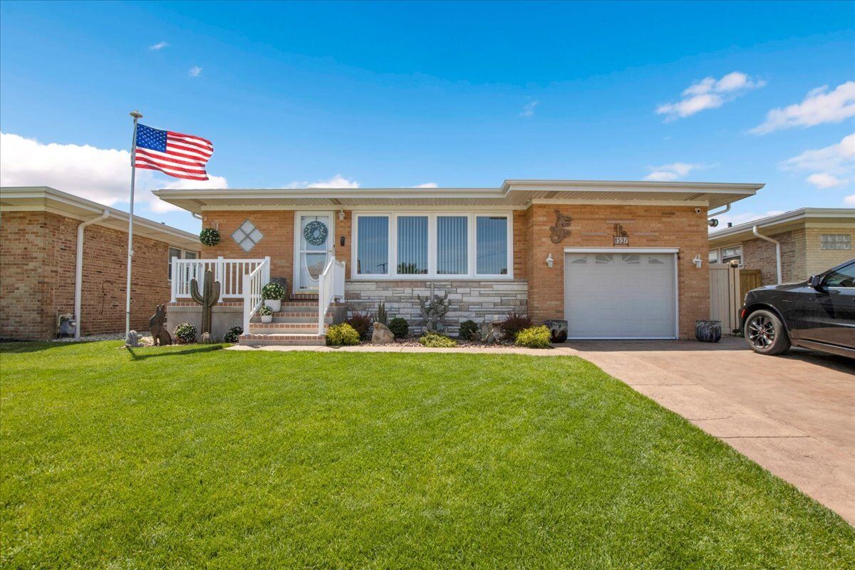 Property Photo: 8537 W Winona Street IL 60656