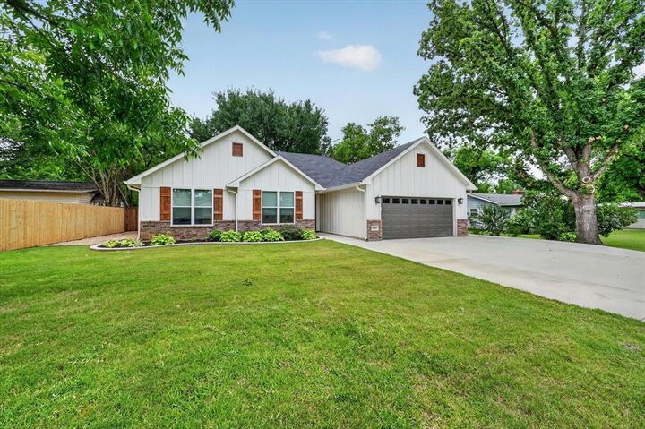 Property Photo: 1005 W Chambers Street TX 76033