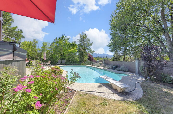 Property Photo:  930 NE Wesley Lane  OR 97526 