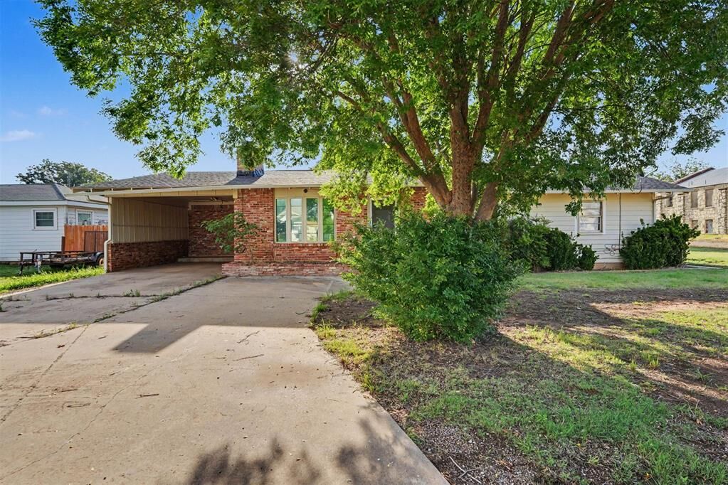 Property Photo:  601 N Morton Street  OK 73550 