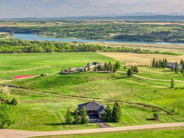Property Photo:  7 Bearspaw Pointe Green  AB T3L 2P6 