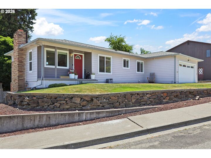 Property Photo:  705 E 21st Pl  OR 97058 