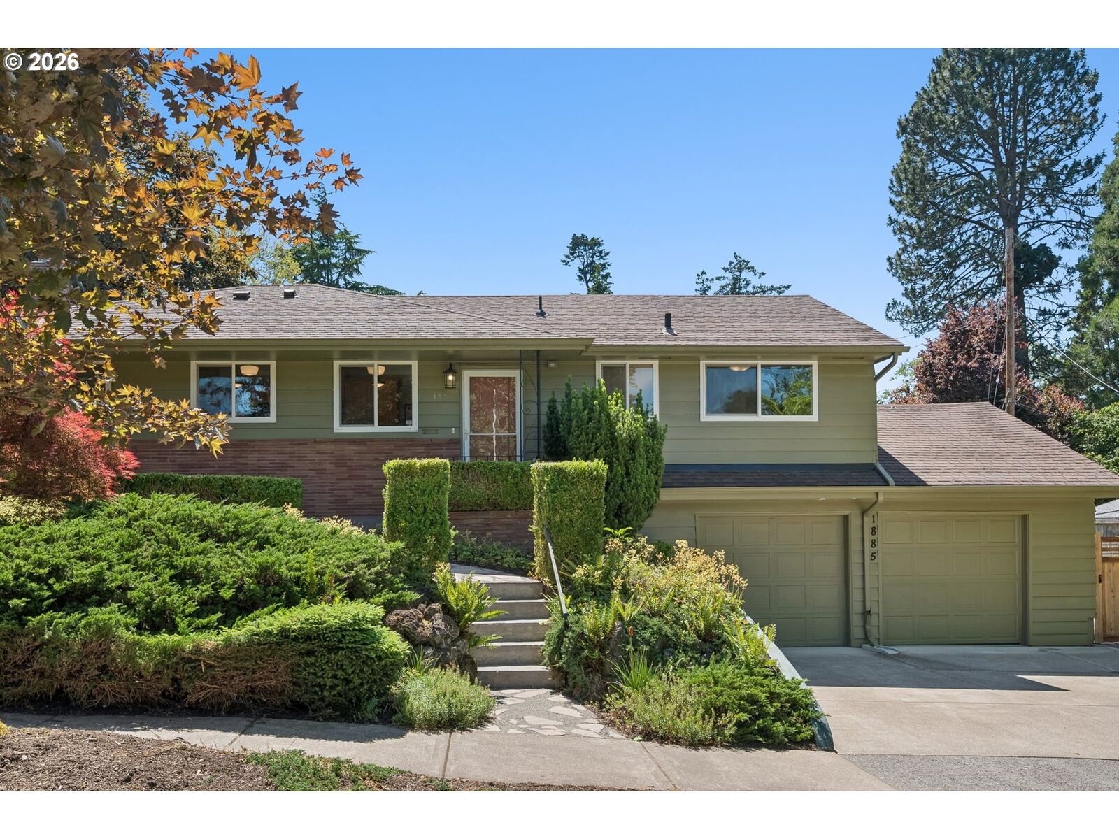 Property Photo: 1885 SW Huntington Ave OR 97225