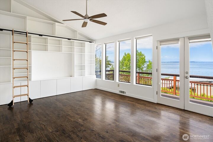 Property Photo:  2364  Hobart Avenue SW  WA 98116 