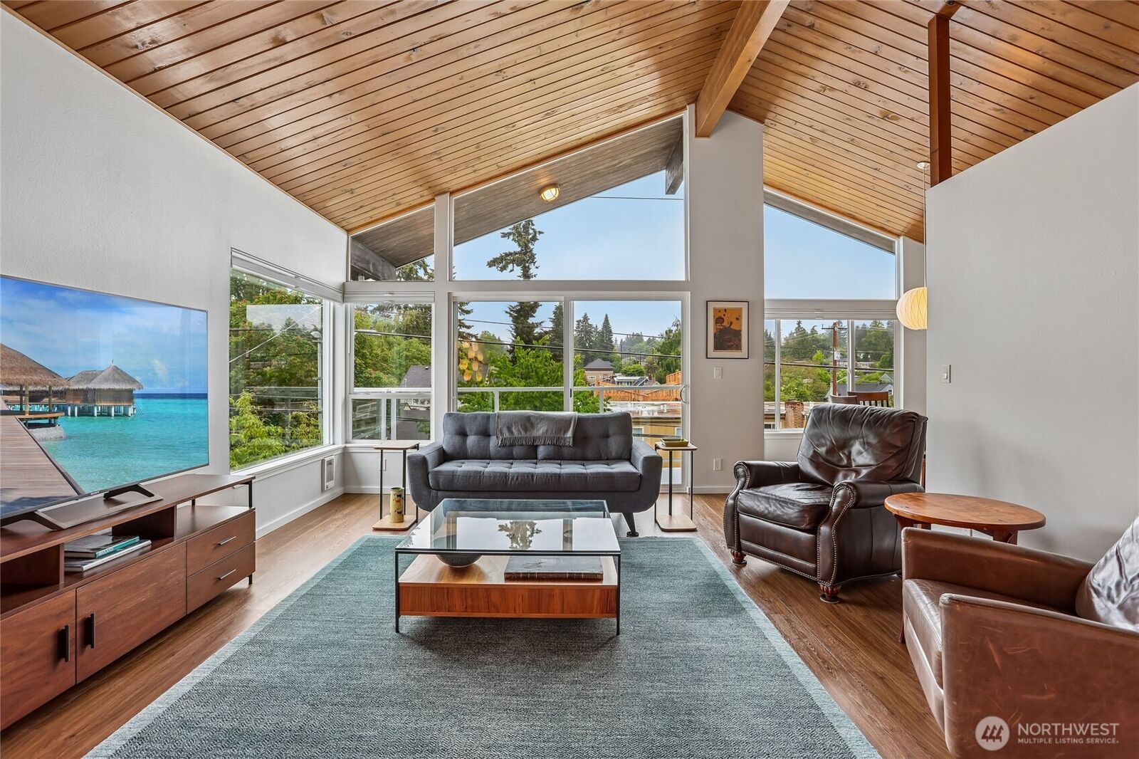 Property Photo: 5249 40th Avenue NE 404 WA 98105