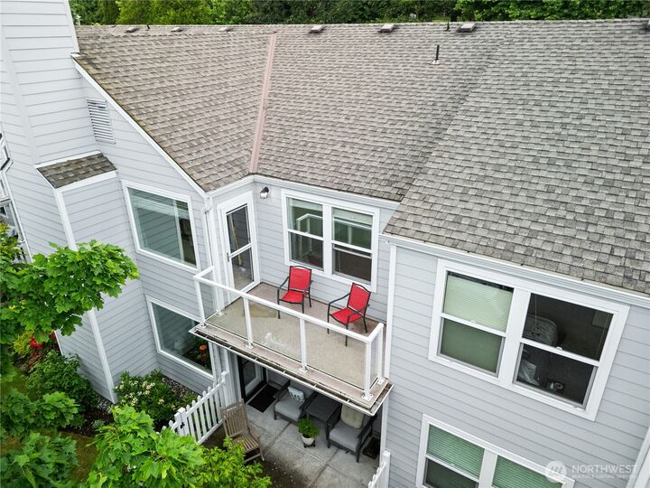 Property Photo: 22215 SE 42nd Lane 2079 WA 98029