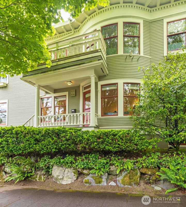 Property Photo: 1709 E Republican Street 6 WA 98112