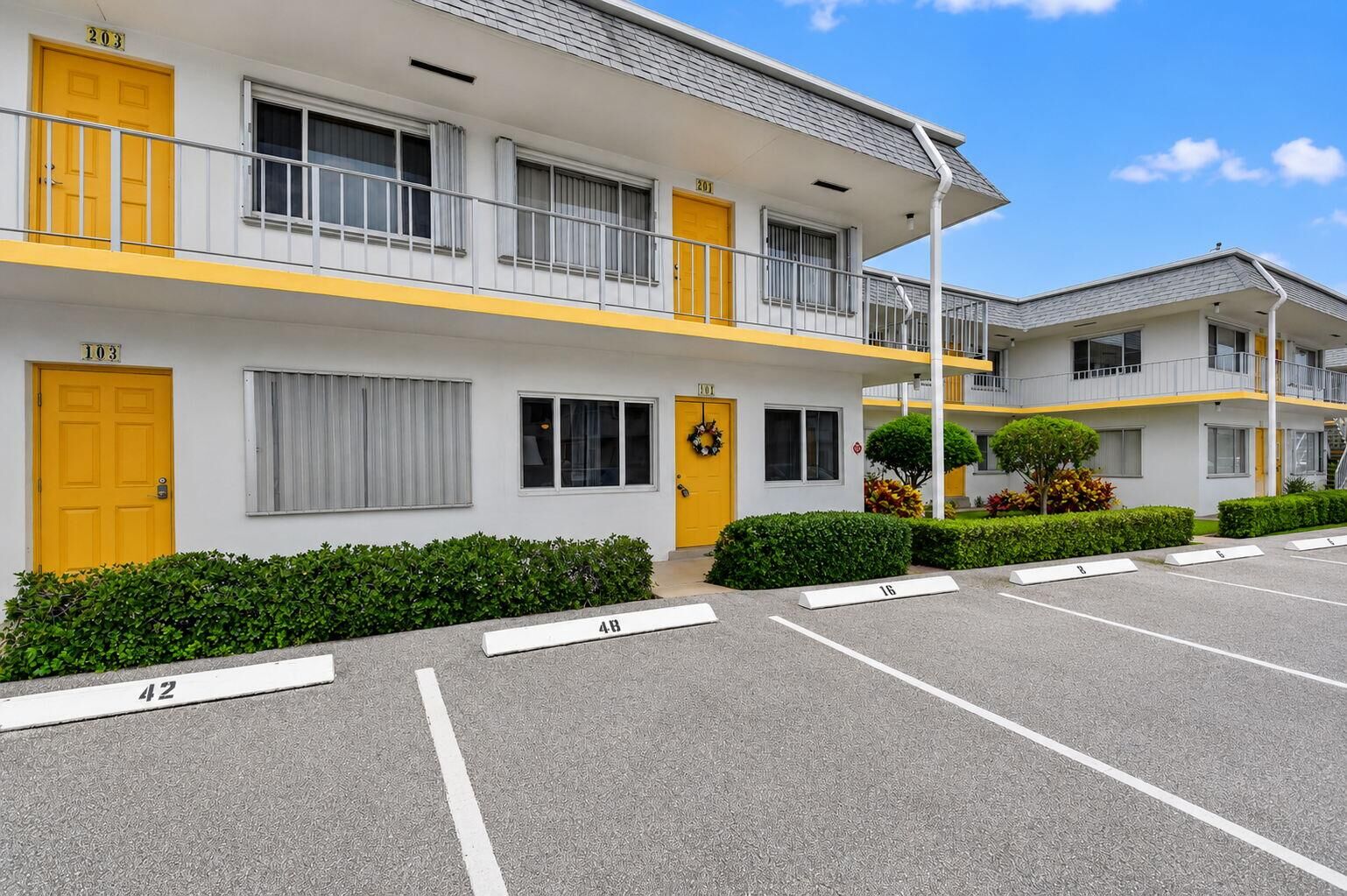 Property Photo:  3240 Lake Osborne Drive Apt 104  FL 33461 